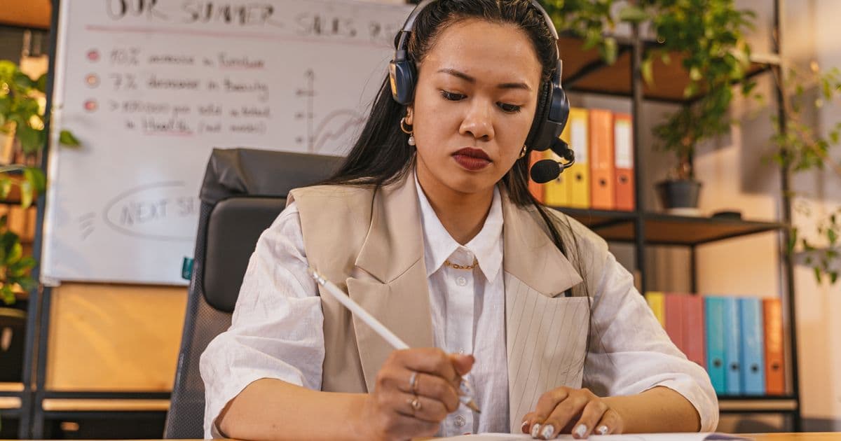 AI Receptionist vs Virtual Receptionist Comparison